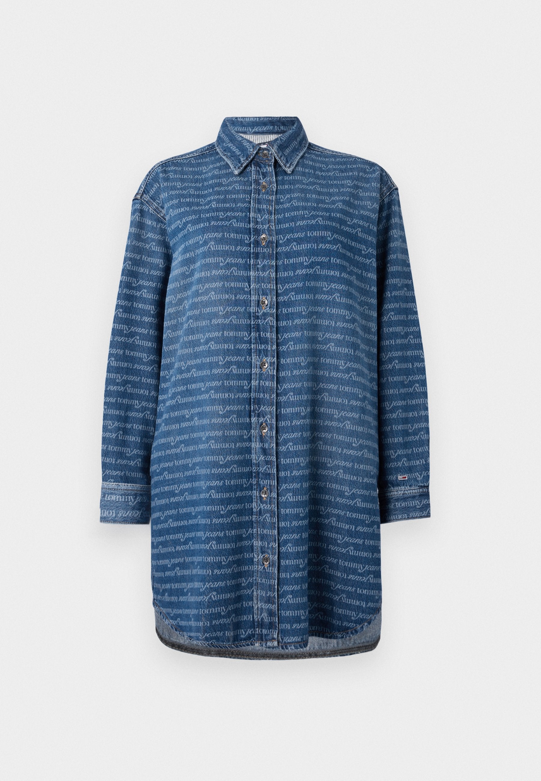 Denimhemd, blau mit wiederholtem Textmuster in Hellblau, lange Ärmel, Knopfverschluss vorne, klassischer Kragen, abgerundeter Saum und dezenter Logo-Akzent.