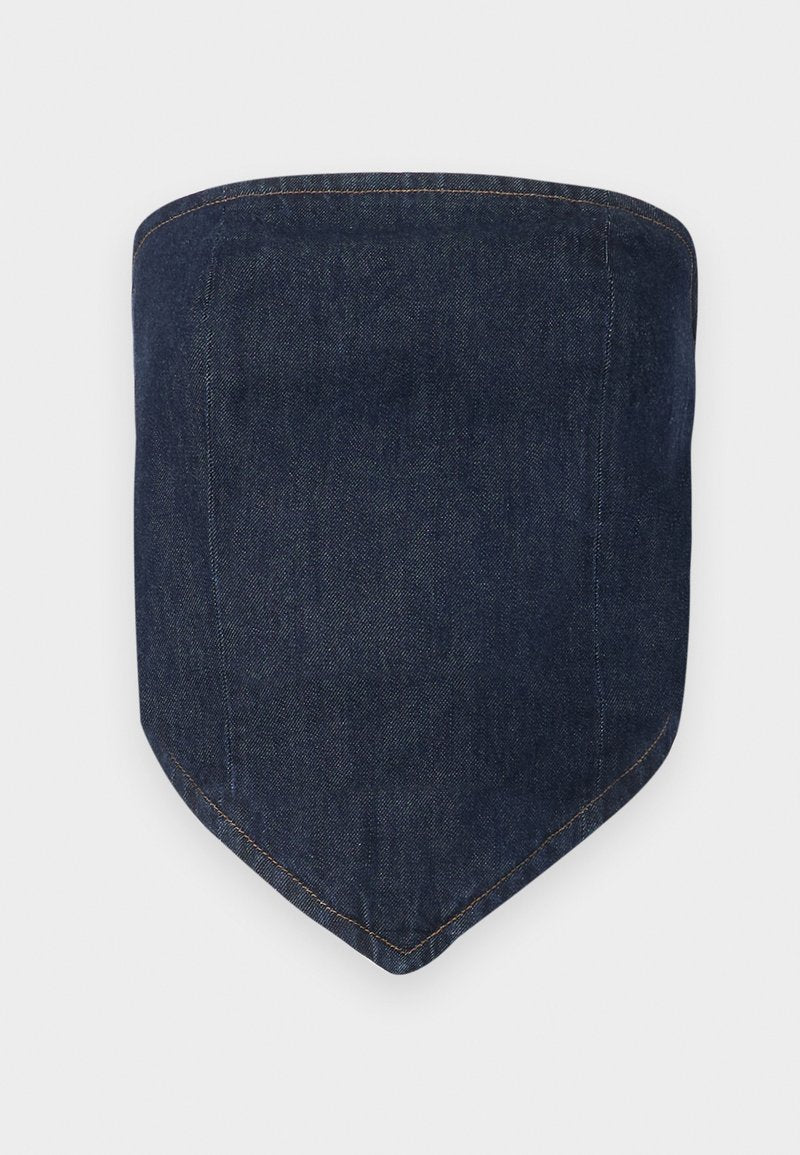 Dunkelblaues Denim-Gesichtsmasken, mit einer strukturierten Form und einer spitzen Unterseite. Sichtbare Nähte sowie die Konturen der Kanten sorgen für einen sauberen Abschluss.
