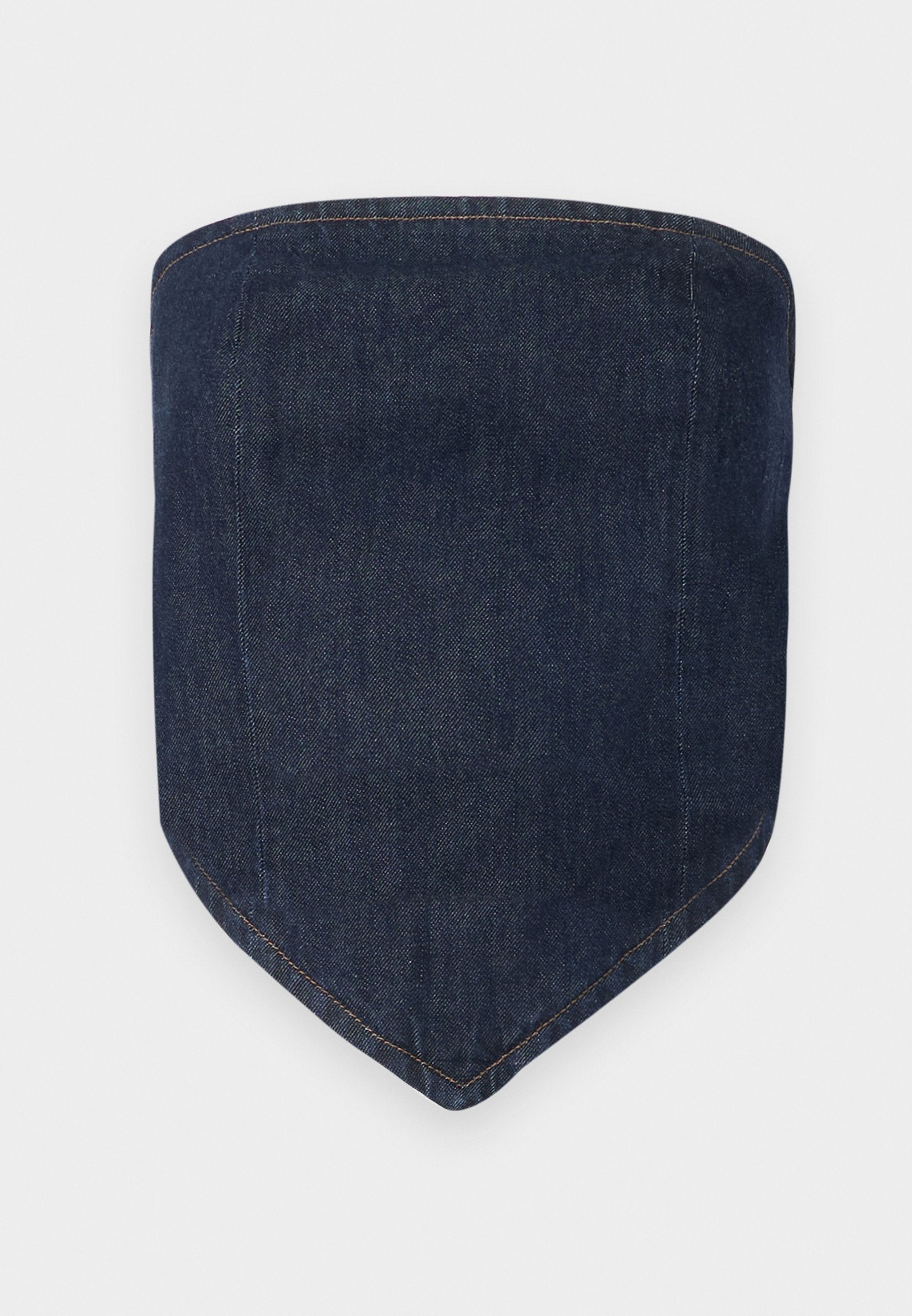 Dunkelblaues Denim-Gesichtsmasken, mit einer strukturierten Form und einer spitzen Unterseite. Sichtbare Nähte sowie die Konturen der Kanten sorgen für einen sauberen Abschluss.