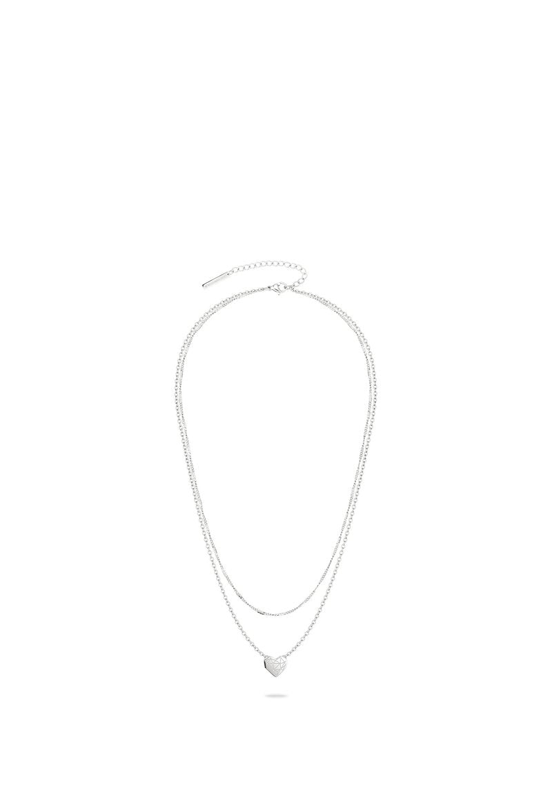 Doppellagige Silberkette mit kleinem, geometrisch geformtem, herzförmigem Anhänger und verstellbarem Verschluss.