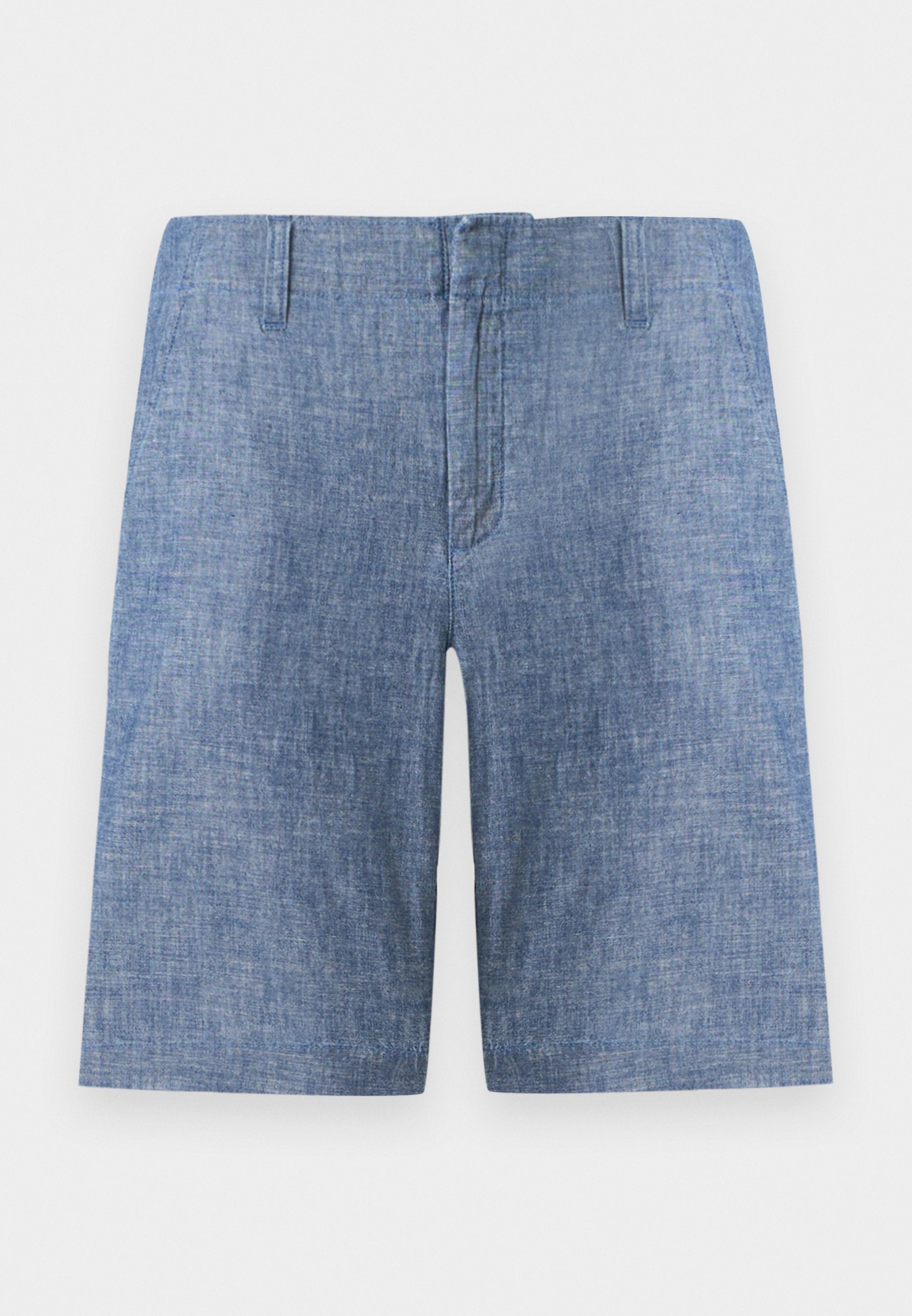 Blaue Chambray-Knielange Shorts mit Gürtelschlaufen und verdecktem Frontverschluss, vor einem weißen Hintergrund präsentiert.