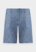 Blaue Chambray-Knielange Shorts mit Gürtelschlaufen und verdecktem Frontverschluss, vor einem weißen Hintergrund präsentiert.