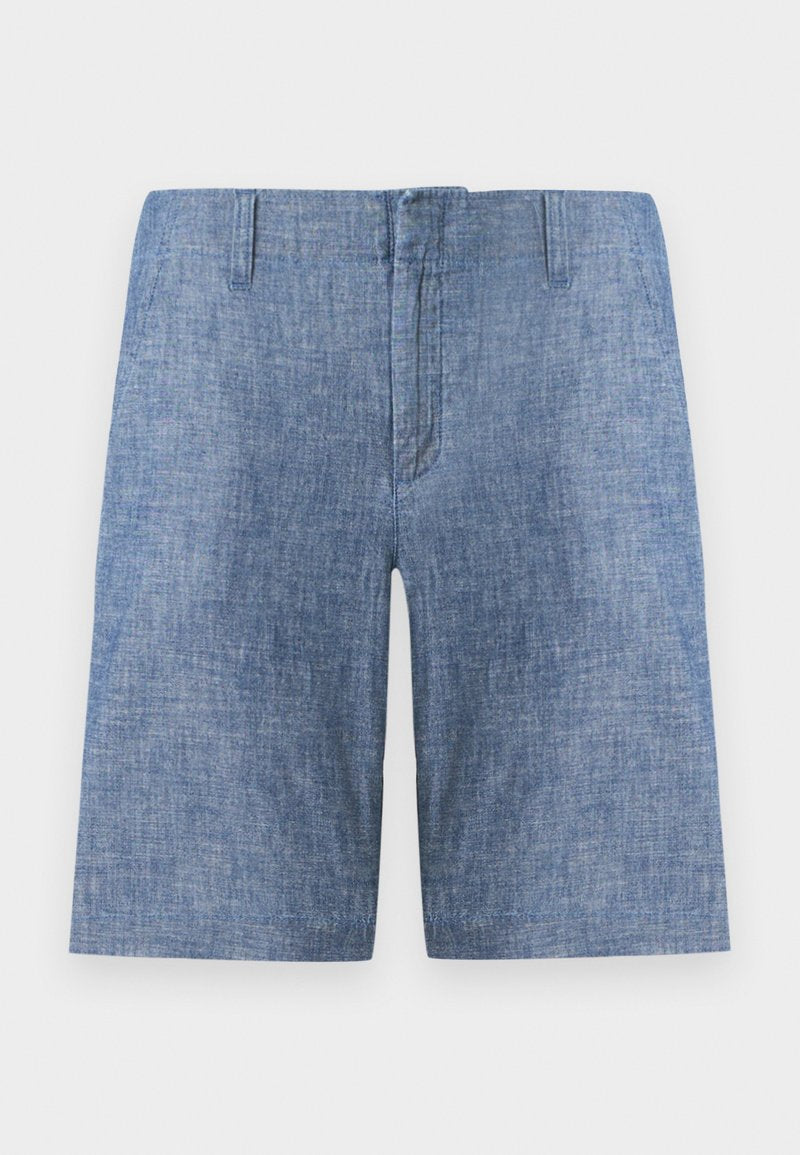 Blaue Chambray-Knielange Shorts mit Gürtelschlaufen und verdecktem Frontverschluss, vor einem weißen Hintergrund präsentiert.