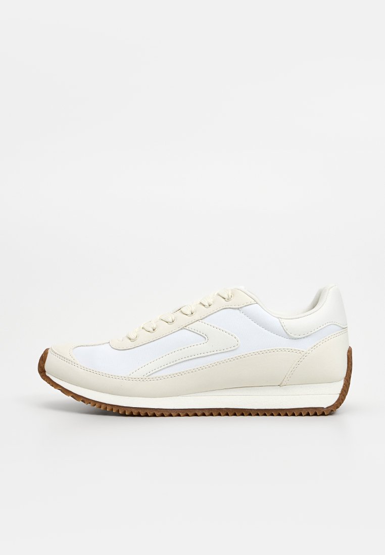 Weiße Sneaker mit Obermaterial aus Leder und Textil, ausgestattet mit einer strukturierten, braunen Gummisohle und einem glatten Design. Sechs Ösen für Schnürsenkel.
