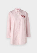 Rosa-weißer gestreifter Langarmshirt mit einem runden Kragen, Knopfverschluss vorne und einem roten gestickten Logo auf der linken Brust.