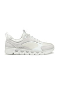 Hellgraue Sneaker mit einer Mischung aus glatten und strukturierten Paneelen, runder Zehenpartie, gepolsterter Sohle mit Ausschnitten und Schnürsystem.