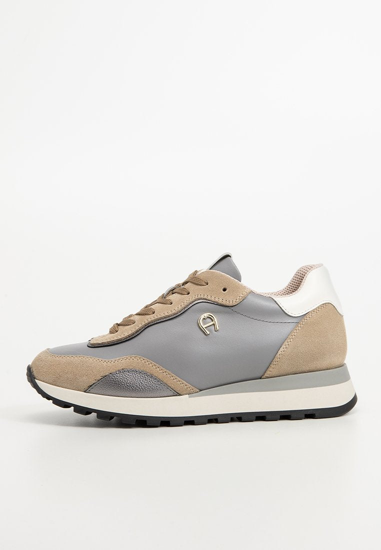 Graue und beige Sneaker aus Wildleder und Leder, mit Schnürdesign, kontrastierenden weißen Akzenten und strukturierten Details an der Seite.