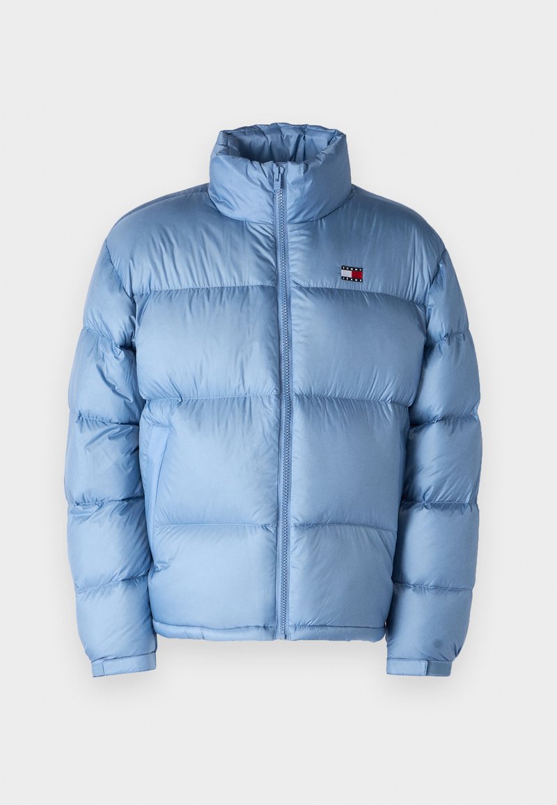 Helles blauer Pufferjacke mit hohem Kragen, Reißverschluss und gestepptem Textil. Mit kleinem Logo auf der linken Brustseite.