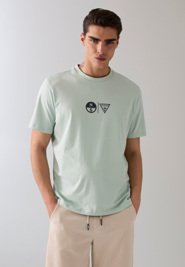 Guess T-SHIRT MIT GEDRUCKTEM LOGO - Print T-shirt - hellgrün