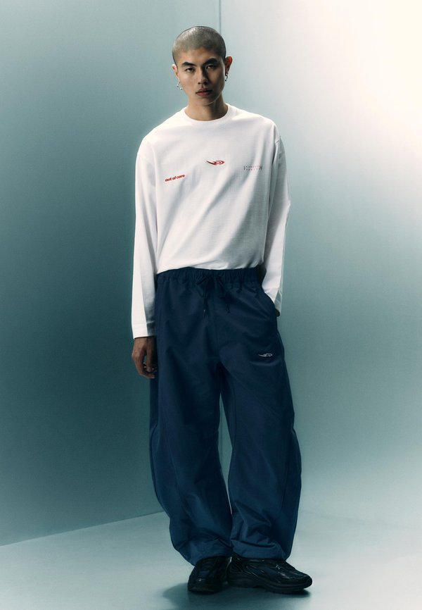 Bershka OUT OF CORE LONG SLEEVE - TSHIRT - Long sleeved top - white