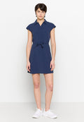 Marineblaues Kleid mit kurzen Ärmeln, Knopfleiste und Gürtelschließe in der Taille. Aus glattem Stoff gefertigt, knielang und mit geradem Schnitt.