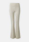 Beige ausgestellte Hose aus weichem Stoff, mit einem breiten, elastischen Bund und einer glatten Textur, die sich zum Boden hin weit ausstellt.