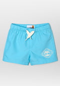 Hellblaue Kinder-Shorts mit elastischem Bund und weißem Kordelzug, mit weißem Timberland-Logo am linken Bein.