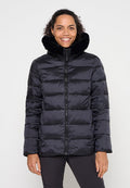 Schwarze Steppjacke mit Reißverschluss vorne, großer Kunstpelzkragen, Steppmuster und glatter Oberfläche. Leicht und tailliert geschnitten.