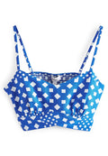 Blauer Bralette mit weißen geometrischen Mustern, ausgestattet mit dünnen verstellbaren Trägern, gepolsterten Cups und einem gesmokten elastischen Bund für einen sicheren Sitz.