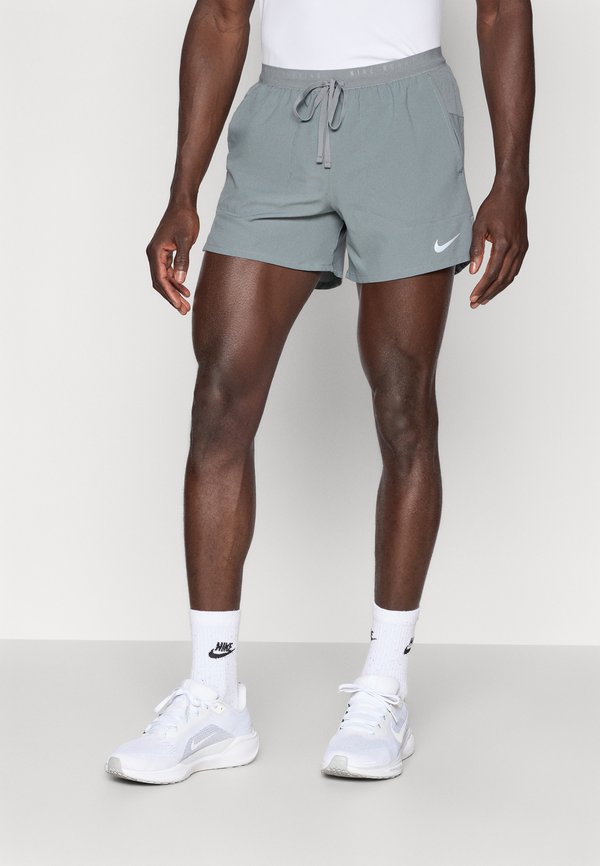 Nike Performance STRIDE SHORT - Sports shorts - smoke grey/reflective silver-coloured