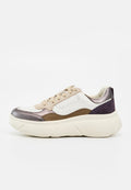 Massiver Low-Top-Sneaker mit weißen, braunen, beigen und metallisch violetten Einsätzen und dicker weißer Sohle auf weißem Hintergrund.
