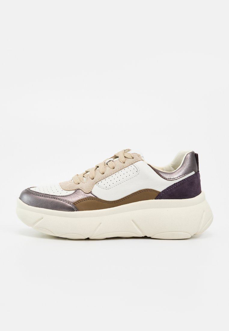 Massiver Low-Top-Sneaker mit weißen, braunen, beigen und metallisch violetten Einsätzen und dicker weißer Sohle auf weißem Hintergrund.