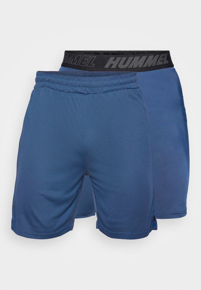 Blaue Sportshorts mit elastischem Bund und "HUMMEL"-Branding. Hergestellt aus einem glatten, atmungsaktiven Stoff mit seitlichen Schlitzen für Flexibilität.
