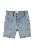 Jeansshorts in hellblau. Mit vorderen und hinteren Taschen, einem Knopfverschluss und geradem Schnitt. Leicht verblasste Stoffstruktur.