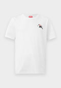 Weißes Baumwoll-T-Shirt mit einer kleinen schwarz-roten Grafik auf der linken Brust und einem roten Logolabel im Nacken. Kurze Ärmel, Rundhalsausschnitt.