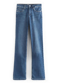 Ausgestellte blaue Jeans aus Denim mit mittlerem Waschgang, Fünf-Taschen-Design, sichtbaren Nähten und einem Frontknopfverschluss an der Taille.