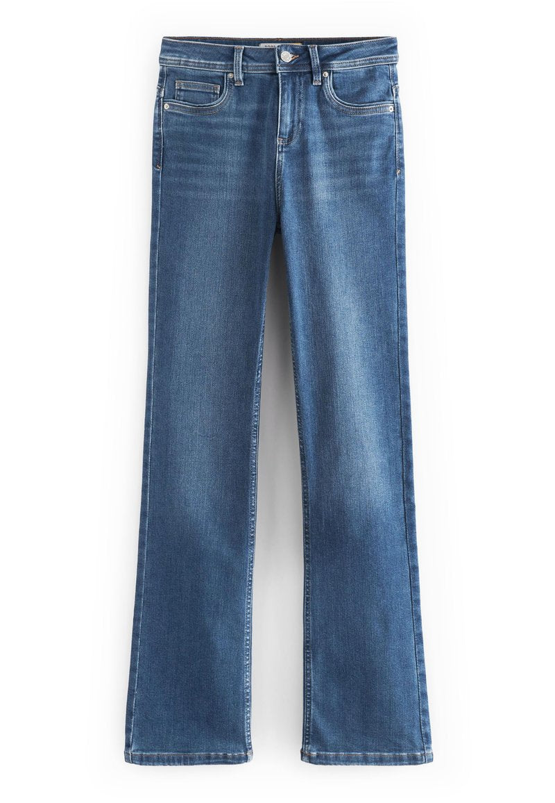 Ausgestellte blaue Jeans aus Denim mit mittlerem Waschgang, Fünf-Taschen-Design, sichtbaren Nähten und einem Frontknopfverschluss an der Taille.