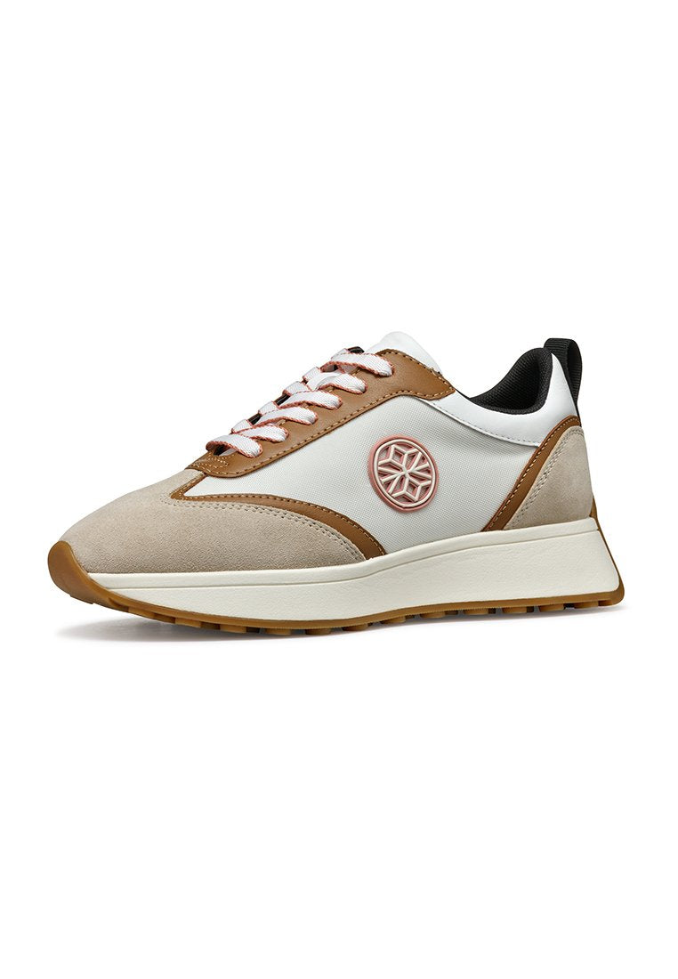Sneakers mit weißem Lederobermaterial, beigen Wildledereinsätzen, braunen Details, pinken Schnürsenkeln und einer strukturierten Gummisohle. Rundes Logo an der Seite.