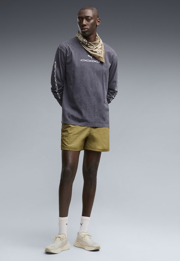 Puma RUN CULTURE COLLECTIVE T7 RELAXED 5'' GEWEBTE SHORTS - Tracksuit bottoms - chai latte