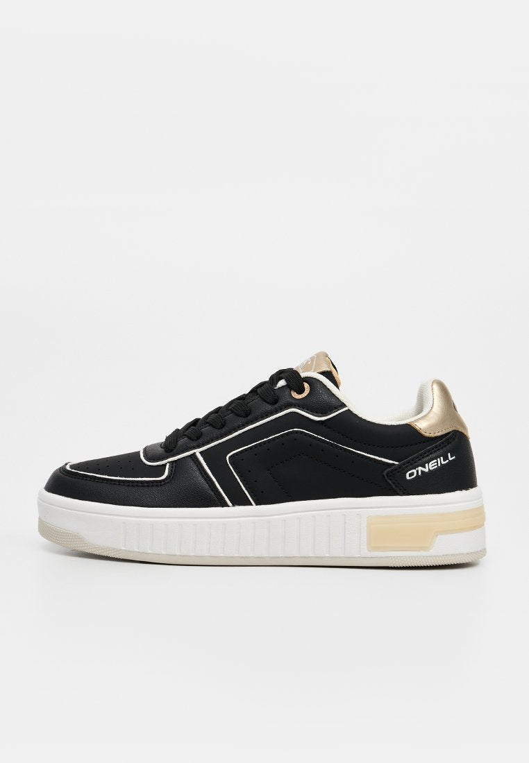 Schwarz-weißer Low-Top-Sneaker mit goldenen Akzenten, dicker weißer Sohle, schwarzen Schnürsenkeln und O'Neill-Logo an der Seite.