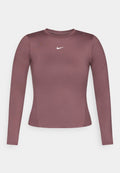 Langärmliges Sportshirt in Mauve mit rundem Halsausschnitt und kleinem weißen Nike-Logo auf der Brust, aus glattem, elastischem Material gefertigt.