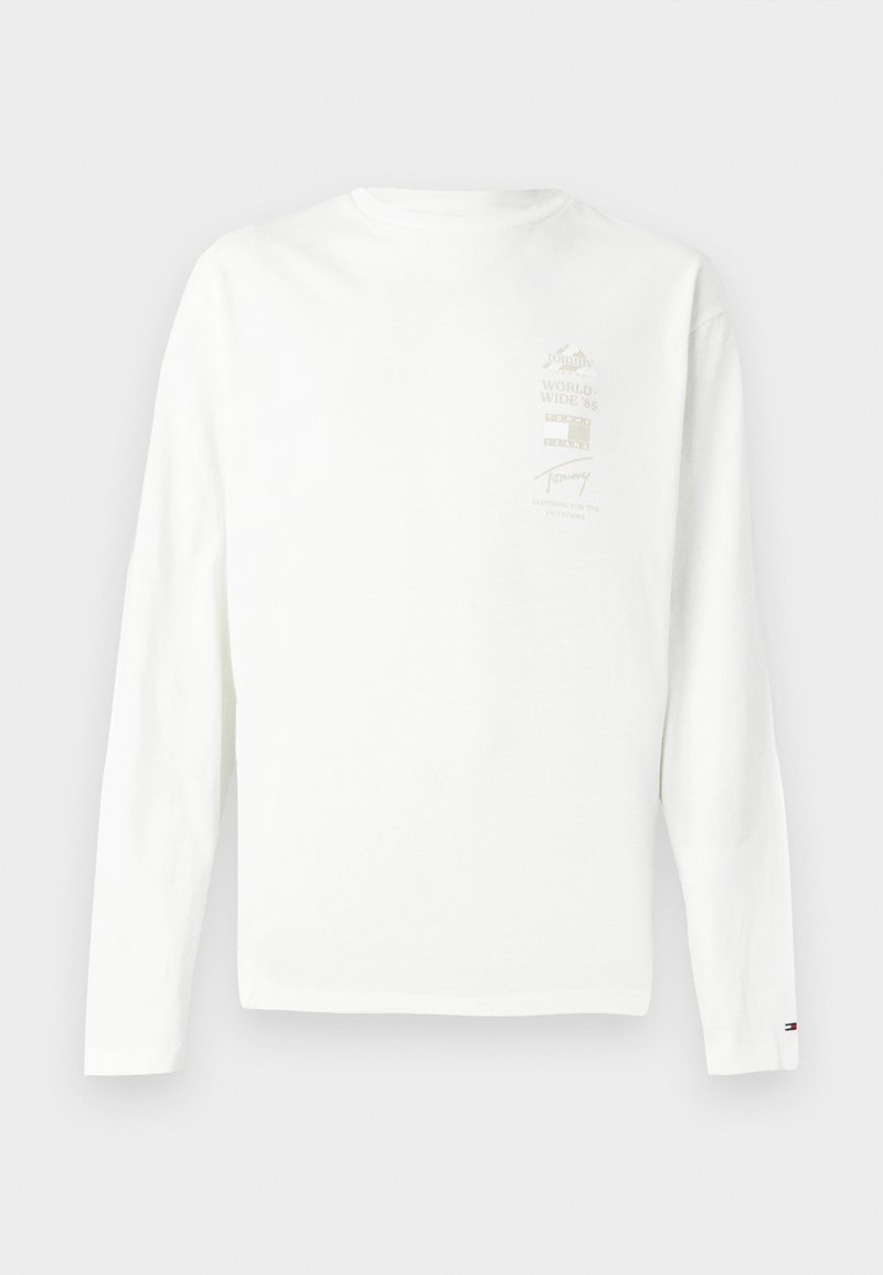 Langärmliges weißes Baumwoll-T-Shirt mit einem kleinen grafischen Druck in dezenten Farben auf der linken Brust und einem Logo am Ärmelabschluss.