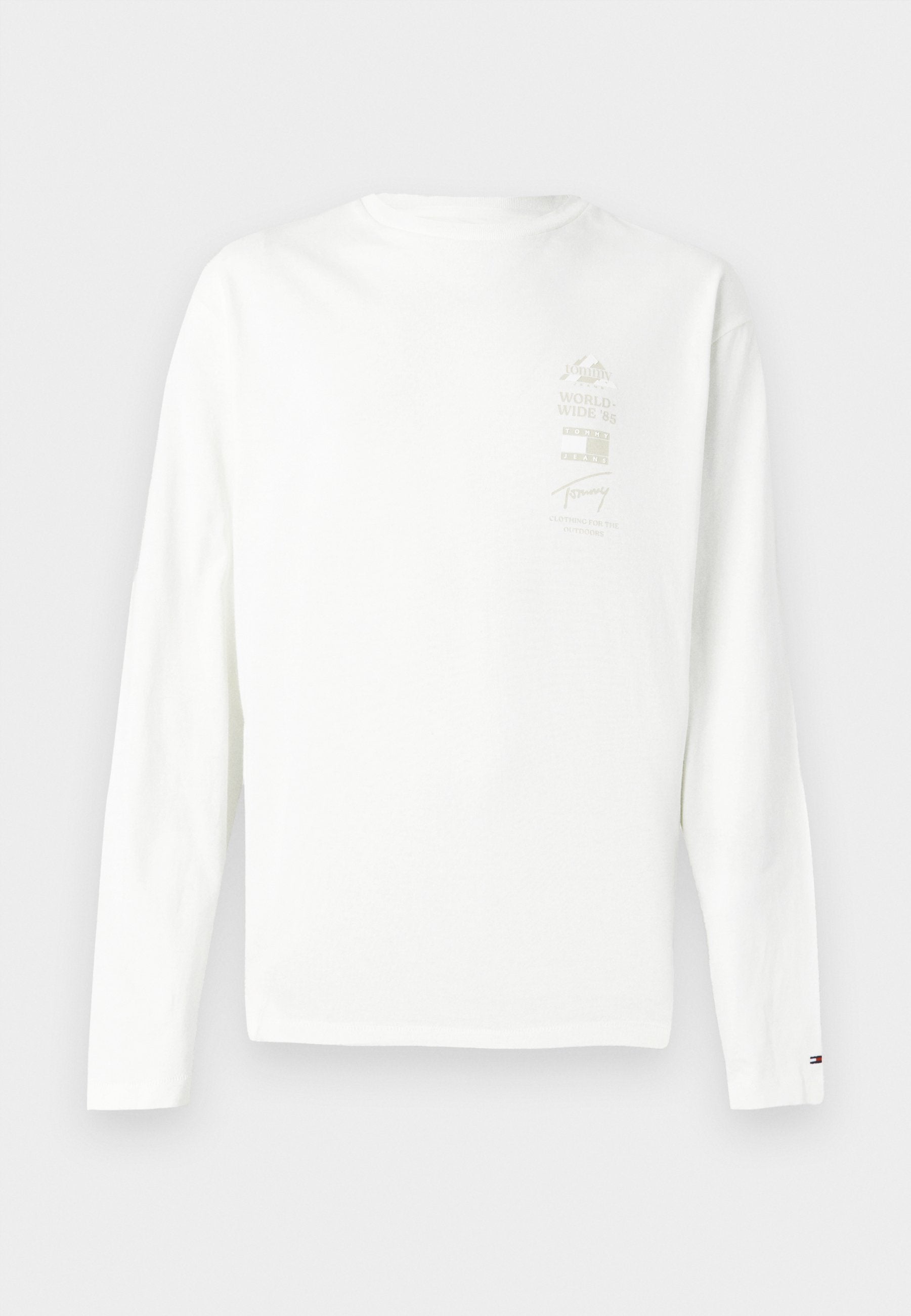 Langärmliges weißes Baumwoll-T-Shirt mit einem kleinen grafischen Druck in dezenten Farben auf der linken Brust und einem Logo am Ärmelabschluss.