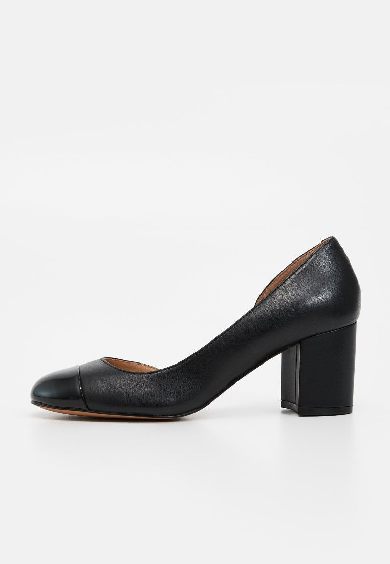 Schwarzer Damen-Lederschuh mit Blockabsatz und abgerundeter Vorderkappe, glatte Oberfläche, Seitenansicht auf weißem Hintergrund.
