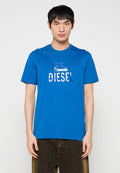 Blaues Baumwoll-T-Shirt mit großem Diesel-Logo in Weiß und dunklerem Blau, Rundhalsausschnitt, kurze Ärmel und Standard-Passform.