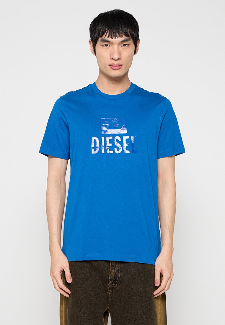 Blaues Baumwoll-T-Shirt mit großem Diesel-Logo in Weiß und dunklerem Blau, Rundhalsausschnitt, kurze Ärmel und Standard-Passform.