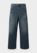Weite Jeans in dunkelblauer Denim-Optik mit einem ausgewaschenen Finish, fünf Taschen und robusten Nähten. Knopfverschluss am Bund.