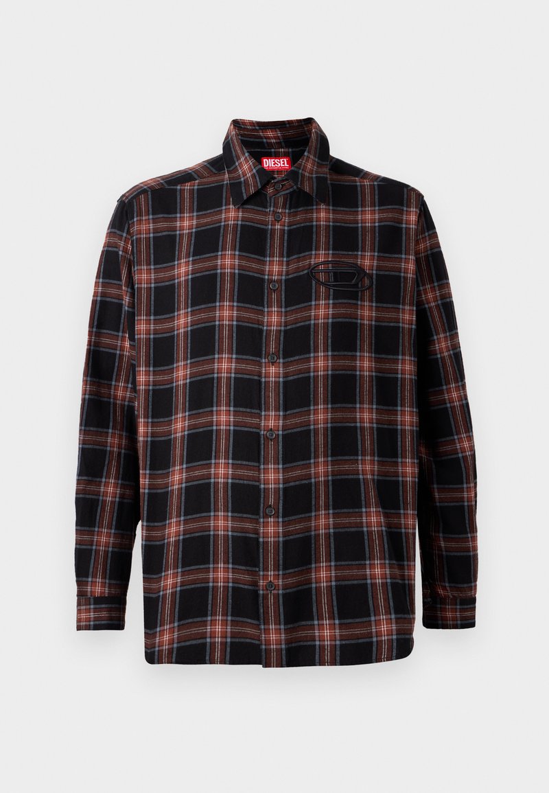 Schwarz-rote Karobluse mit durchgehender Knopfleiste, langen Ärmeln und einem Etikett am Kragen. Mit Kontrastnähten und einer aufgesetzten Tasche.