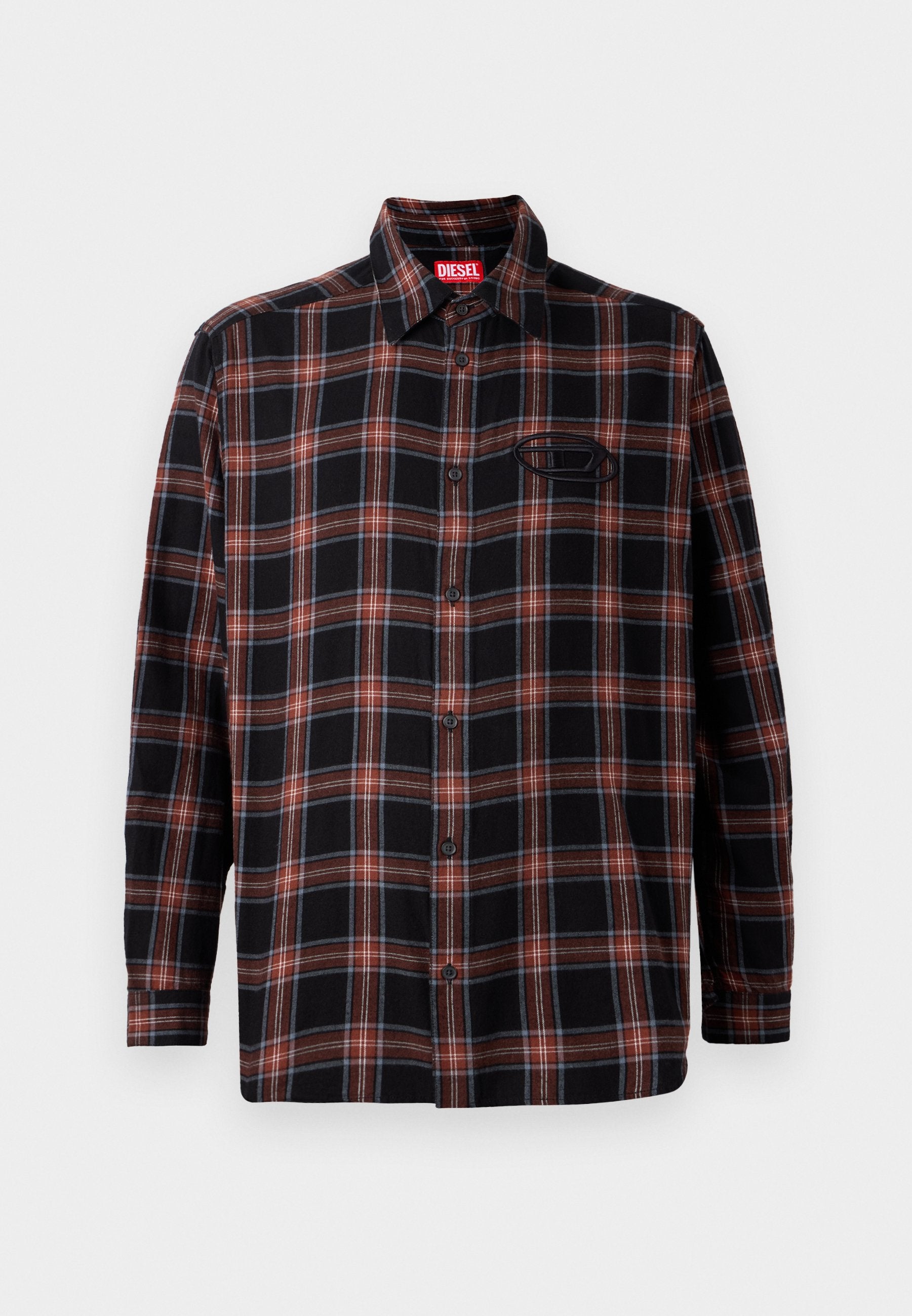 Schwarz-rote Karobluse mit durchgehender Knopfleiste, langen Ärmeln und einem Etikett am Kragen. Mit Kontrastnähten und einer aufgesetzten Tasche.