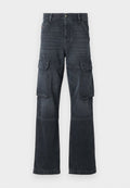 Dunkelgraue Cargo-Hosen aus Denim, mit zwei seitlichen Taschen und weitem Bein-Design. Gekettelte Details entlang der Nähte und Kanten.
