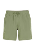 Grüne Badeshorts mit elastischem Bund und Kordelzug. Mit seitlichen Taschen und einem Logodetail am linken Bein. Glatte Stofftextur.