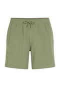 Grüne Badeshorts mit elastischem Bund und Kordelzug. Mit seitlichen Taschen und einem Logodetail am linken Bein. Glatte Stofftextur.