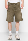 Olivengrüne Cargo-Shorts mit einer lockerenPassform, die mehrere Taschen, dezente Verwaschungen und einen ausgefransten Saum aufweisen. Aus einer Baumwollmischung.