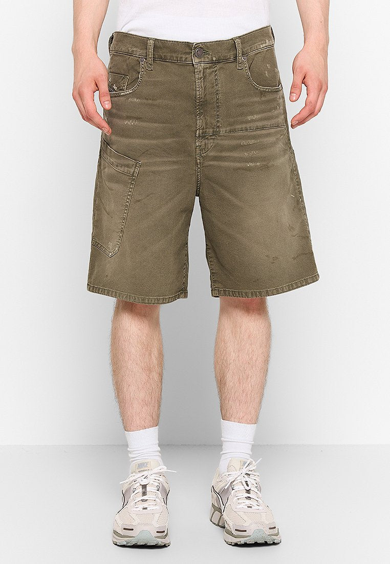 Olivengrüne Cargo-Shorts mit einer lockerenPassform, die mehrere Taschen, dezente Verwaschungen und einen ausgefransten Saum aufweisen. Aus einer Baumwollmischung.