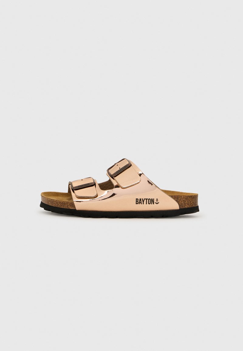 Helle rosa, metallische Rutschen-Sandalen mit zwei verstellbaren Riemen und einer braunen Korksohle. Enthält eine schwarze Sohle mit "BAYTON"-Markierung.
