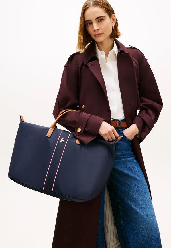 Tommy Hilfiger SIGNATURE CROSSBODY WEEKENDER BAG - Weekend bag - space blue