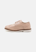 Helle rosa Lederhalbschuhe mit perforierten Details, runder Zehenpartie, Schnürverschluss und einer weißen Gummisohle. Klassische Brogue-Designmerkmale.