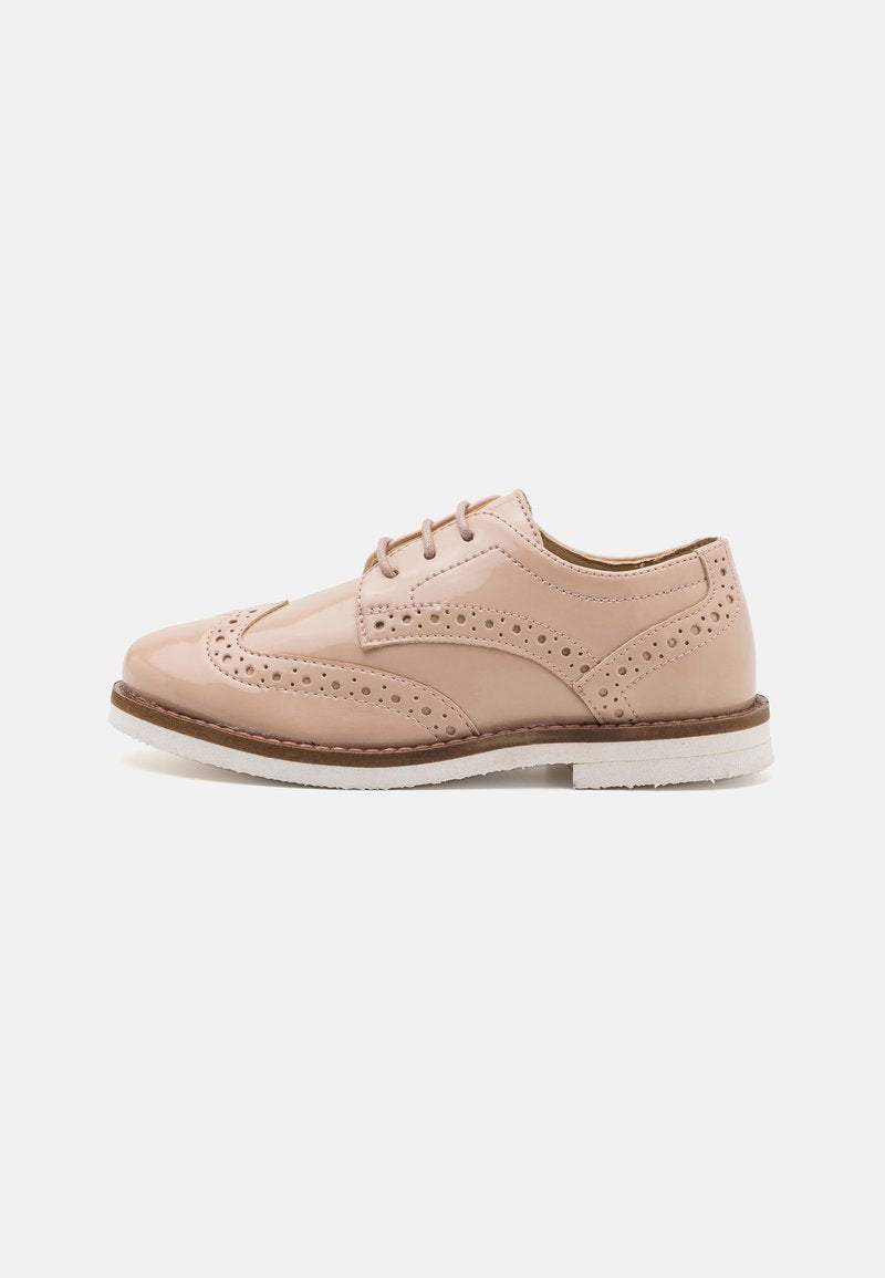 Helle rosa Lederhalbschuhe mit perforierten Details, runder Zehenpartie, Schnürverschluss und einer weißen Gummisohle. Klassische Brogue-Designmerkmale.