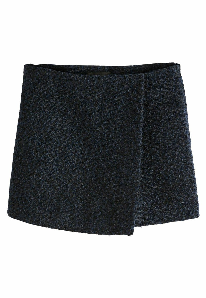 Schwarzer, strukturierten Rock mit einer weichen, flauschigen Oberfläche. Verfügt über ein modernes Design mit einem asymmetrischen Schnitt und einem breiten Taillenbund.