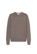 Brauner Strickpullover mit rundem Ausschnitt, langen Ärmeln und einem subtilen Muster. Verfügt über ein kleines Logo auf der Brust. Weiche Textur.